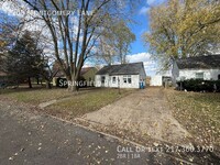 Building Photo - Cozy 2 Bed, 1 Bath House with Updated Floo...