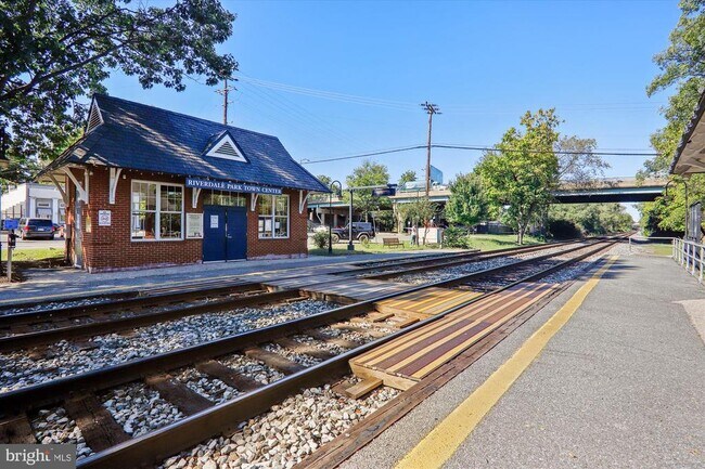 Building Photo - 4709 Van Buren St