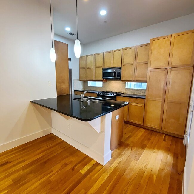 Building Photo - Spacious 3-Story Townhouse With Rooftop De...