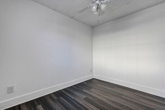 Building Photo - 2027 30th Ave N