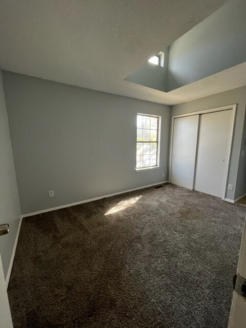 Building Photo - Downtown 2bd Townhouse! Balcony, off-stree...