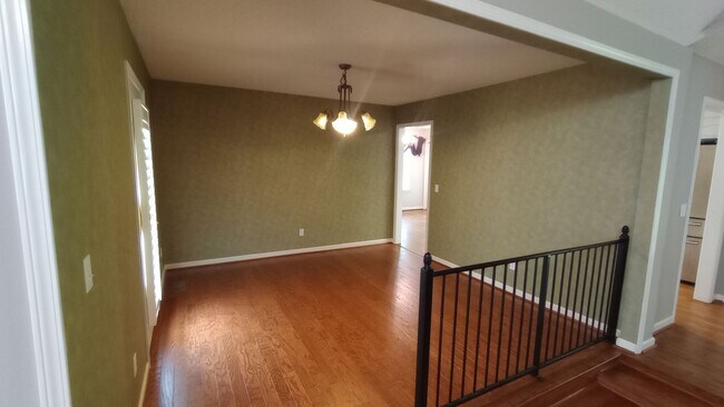 Building Photo - 4 bedroom 3 bath Home with Pickleball Cour...