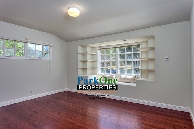 Building Photo - Amazing Moraga Home with incredible lot!