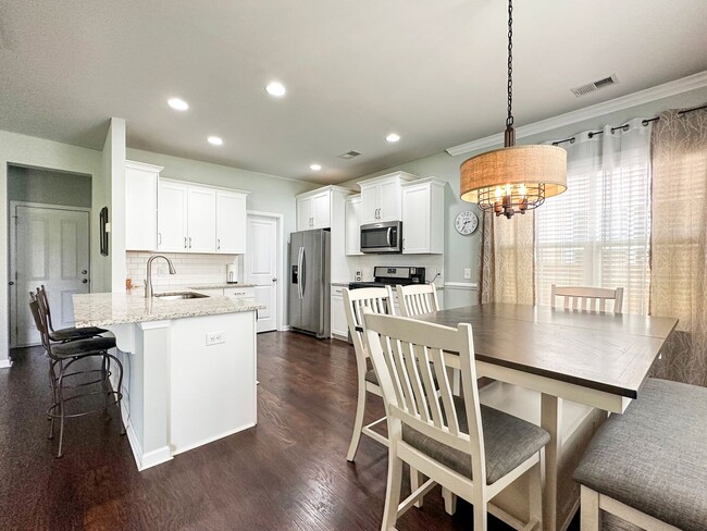Building Photo - Fully Furnished 3 Bedroom, 2.5 Bathroom Ho...