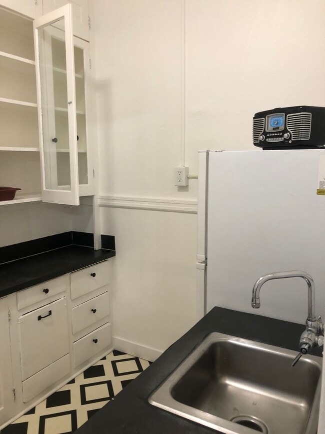 Building Photo - Cute CORNER 1 BR- high ceilings, clawfoot tub, up to 3 pets! NEW SPECIALS!