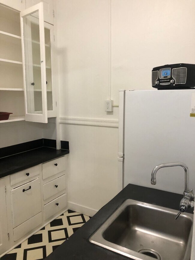 Building Photo - Cute CORNER 1 BR- high ceilings, clawfoot tub, up to 3 pets! One month FREE!