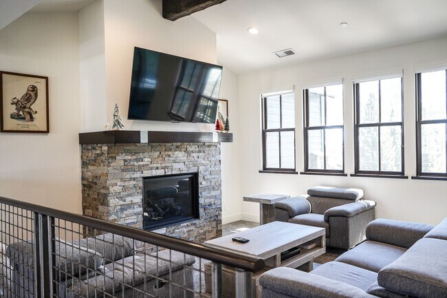 Building Photo - Live Comfortably at CreekHouse – Available...