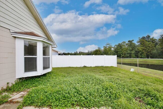 Building Photo - Stunning 3/2 Home with a Spacious 2 Car Ga...