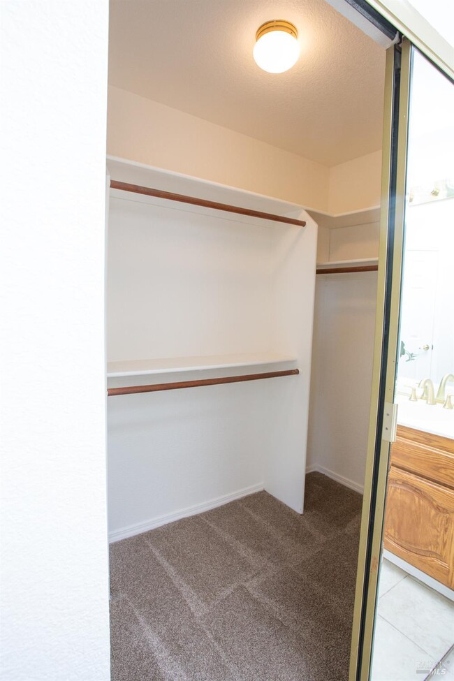 Building Photo - 767 Raven Dr