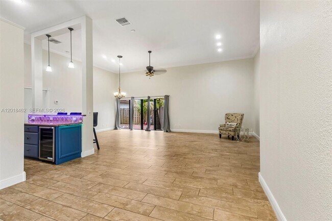 Building Photo - 2731 Parkview Dr S