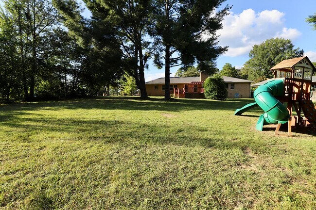 Building Photo - 549 Pringle Dr