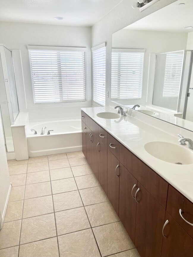 Building Photo - 3bd 3bth in gated community