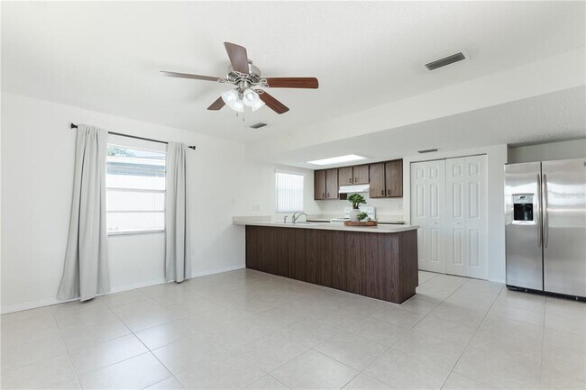 Building Photo - 6520 Meadowbrook Ln