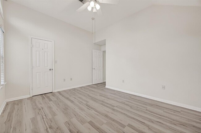 Building Photo - 14914 W Bend Dr