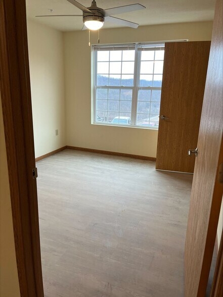 Building Photo - 350 Elk Village Dr