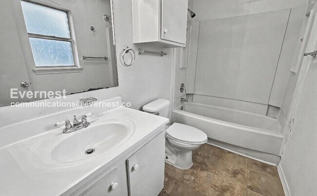 Building Photo - 3 Bed, 2 Bath Home with Fenced Yard & Garage / Pet-Friendly / Available Now!