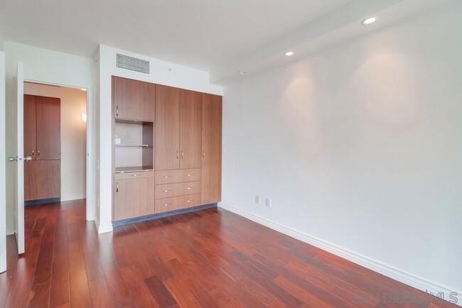 Building Photo - 500 W Harbor Dr