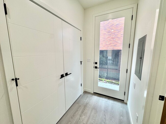Building Photo - *1 MONTH FREE RENT* A 2bd/2bath Modern Tow...