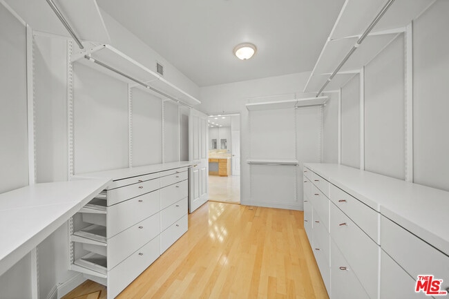 Building Photo - 248 S Swall Dr