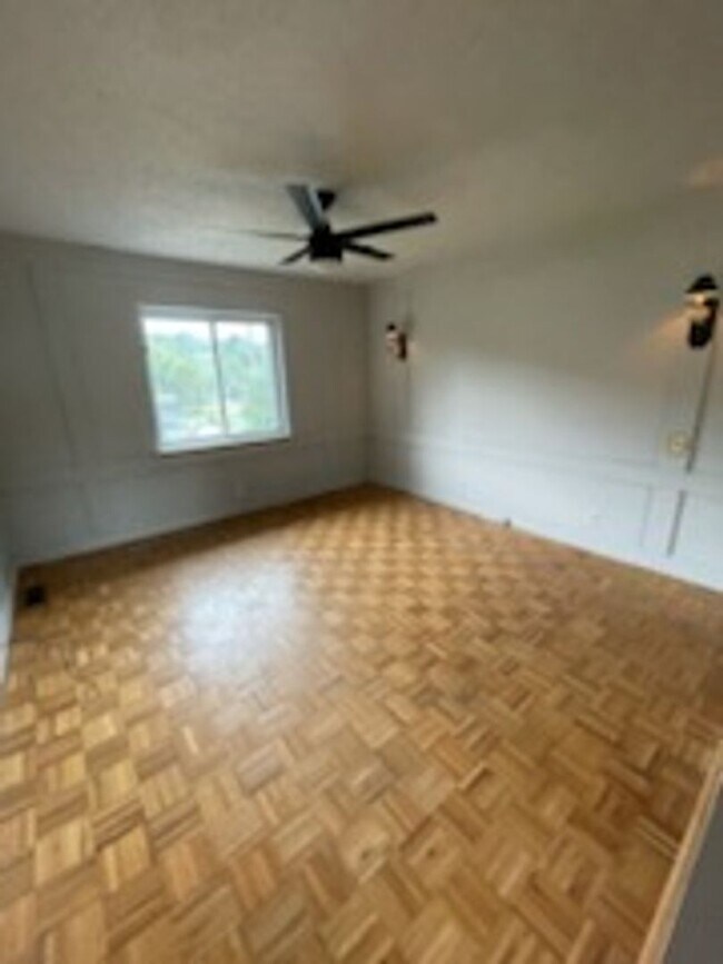 Building Photo - Large 4 Bedroom 2 Bathroom House for Rent
