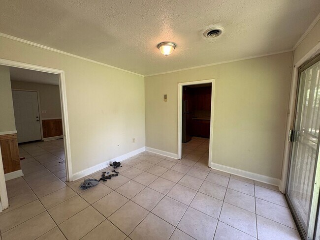 Building Photo - 3 Bed/1.5 Bath in Westland Plaza