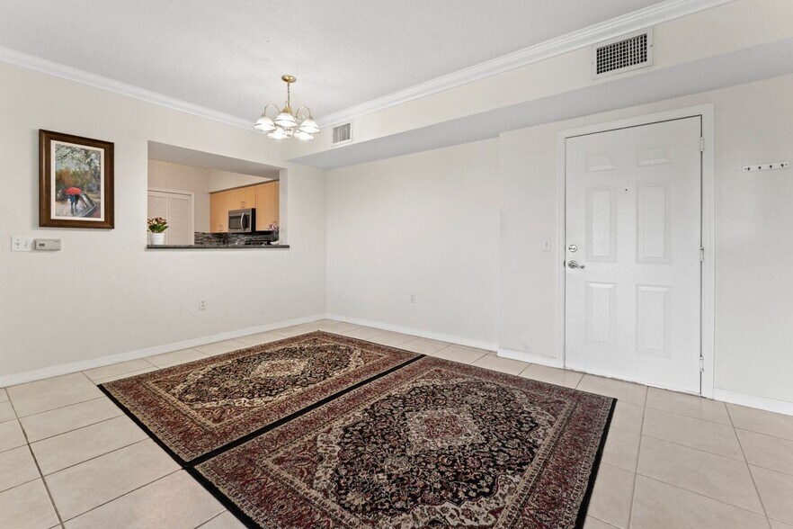Building Photo - 9340 Fontainebleau Blvd