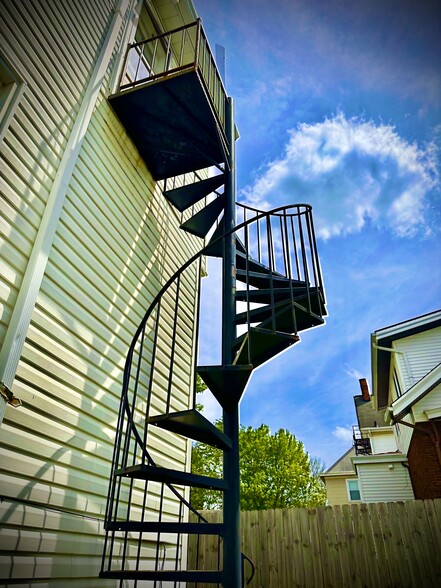 private entry - 4530 Lafayette Avenue