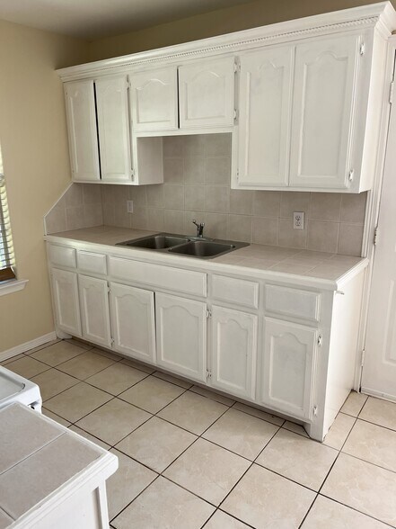 Building Photo - 825 W Bronze Dr