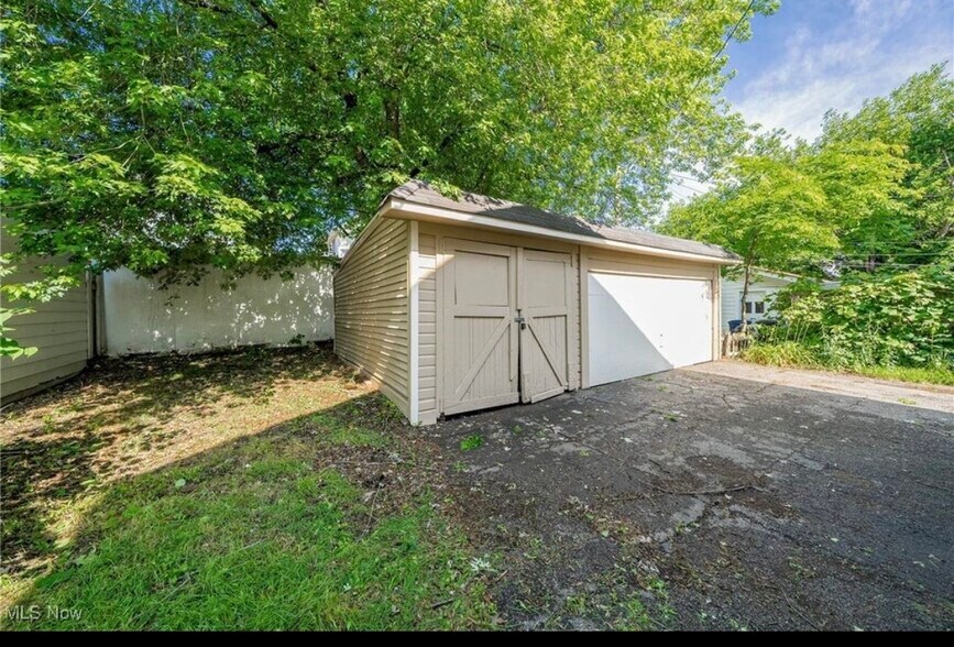 Building Photo - 2206 Lewis Dr