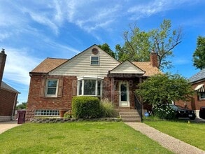 Building Photo - 9215 Meadowbrook Ln