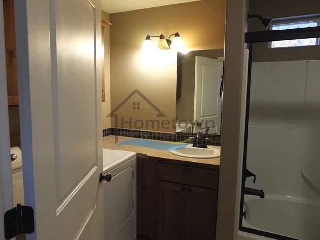 Building Photo - 3-Bedroom Home in Central Coeur d'Alene wi...