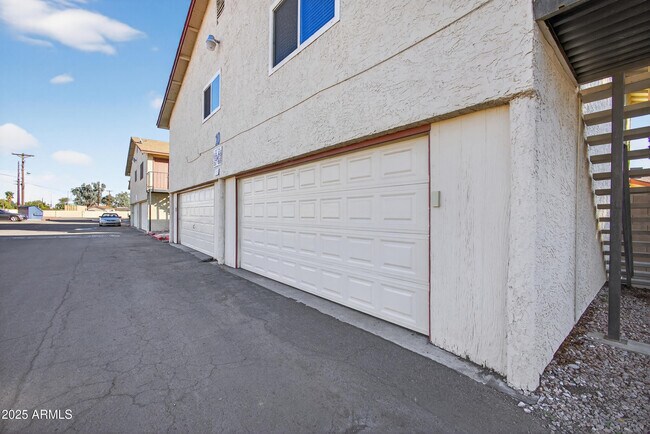 Building Photo - 860 E Brown Rd