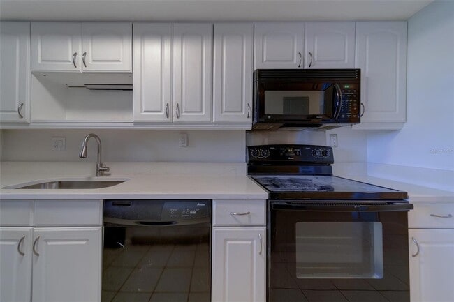 Building Photo - 890 N Village Dr
