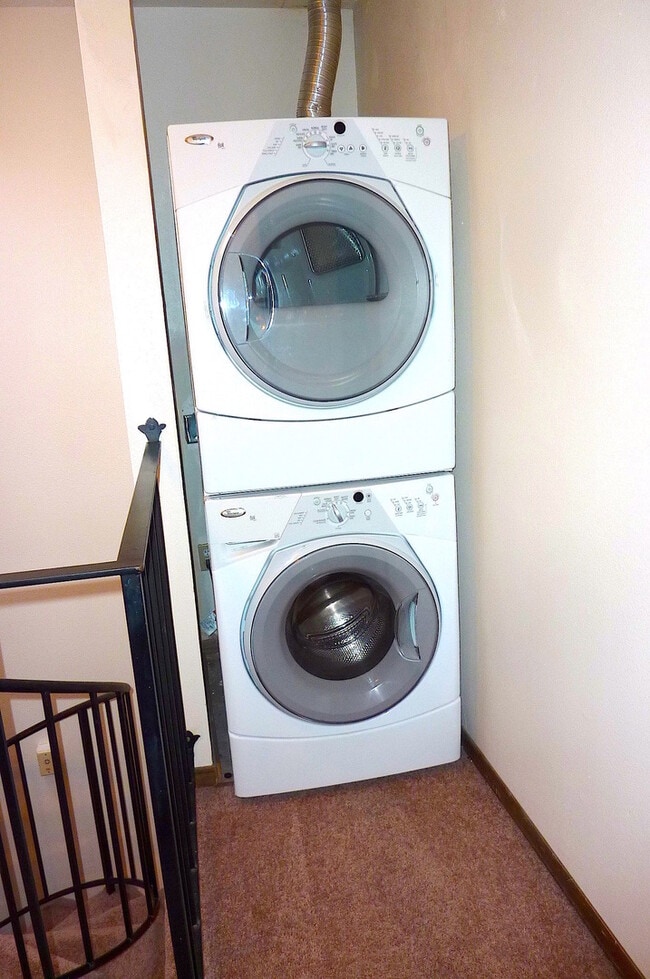 Building Photo - Huge Two Bedroom On the Creek in South Anc...