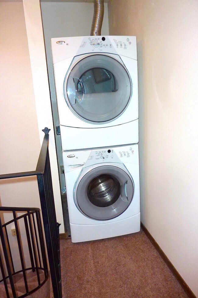 Building Photo - Huge Two Bedroom On the Creek in South Anchorage