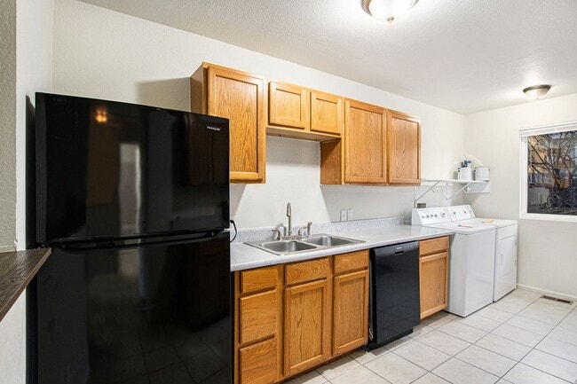 Building Photo - Recently Updated Spacious House Westwood!