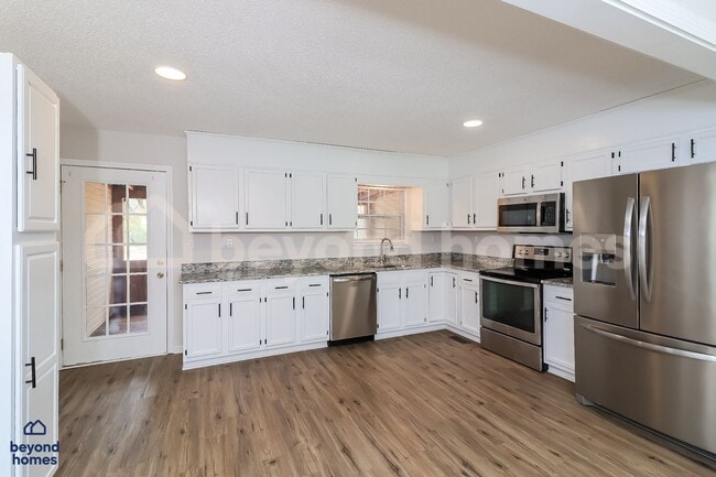 Building Photo - Gorgeous 4 bedroom / 3 full bath with 1,670 sq feet of space!