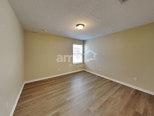 Building Photo - 332 Silver Glen Ave