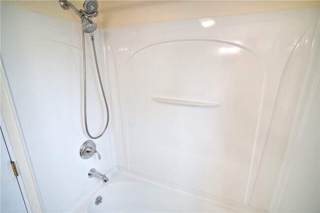 Building Photo - 2331 Edgemere Dr