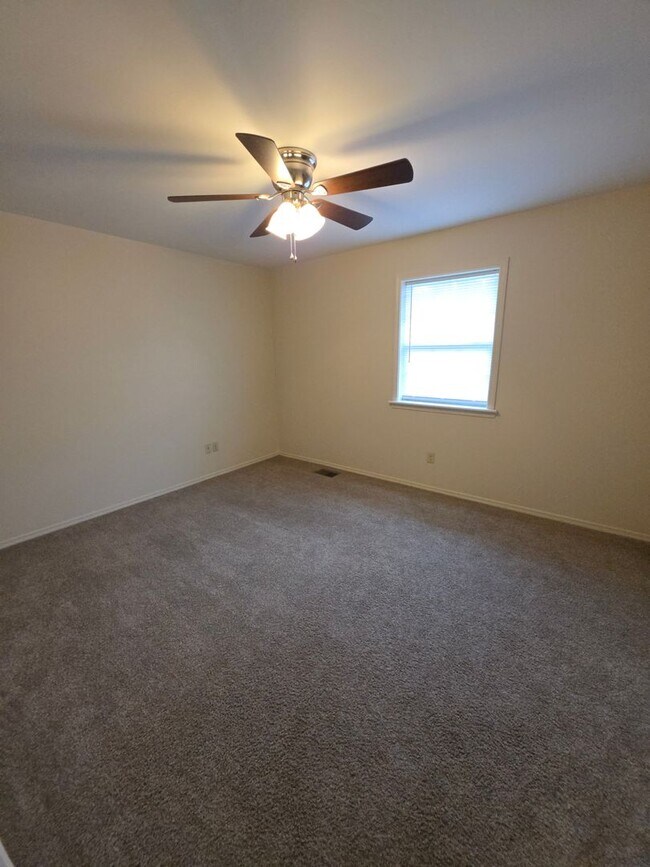 Building Photo - 2635-2635 W C St