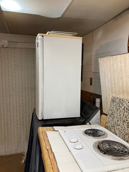 New mini fridge and stove top - 764 Lenore Ln