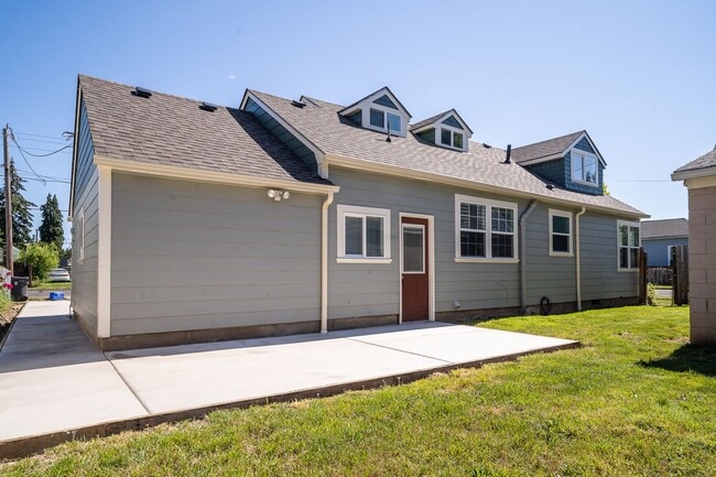 Building Photo - 3-Bedroom 2 Bath Classic Cape Cod House  (...