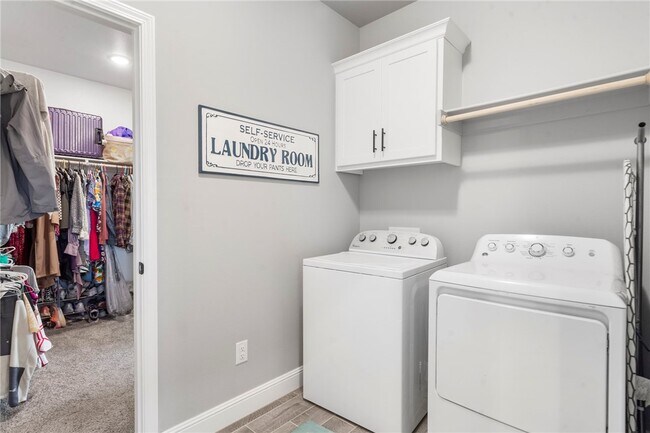 Building Photo - 102 Manfield Ave