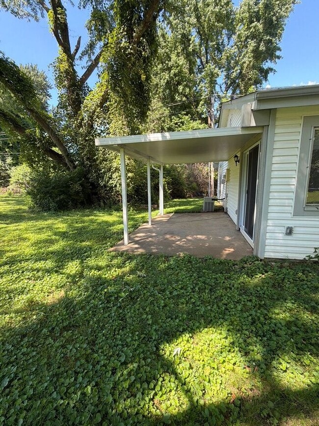 Building Photo - Welcome home to this spacious 3-bedroom, 2-bathroom home in the heart of Florissant!