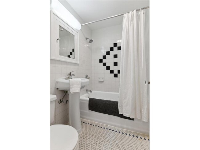 Building Photo - 955 17th Ave SE