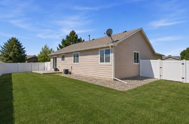 Building Photo - AVAILABLE NOW –   3 BD, 2 BA, 2 Car Garage - Pet Friendly | Wellington, CO