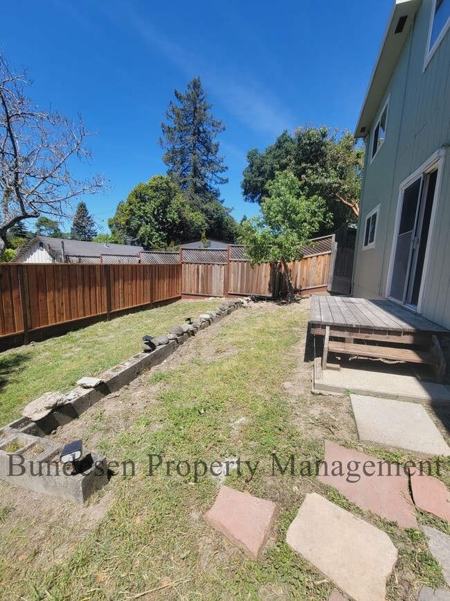 Building Photo - Spacious Westside 5BR Home in Petaluma - E...