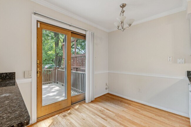 Building Photo - Spacious, Renovated Townhome Near Vienna M...