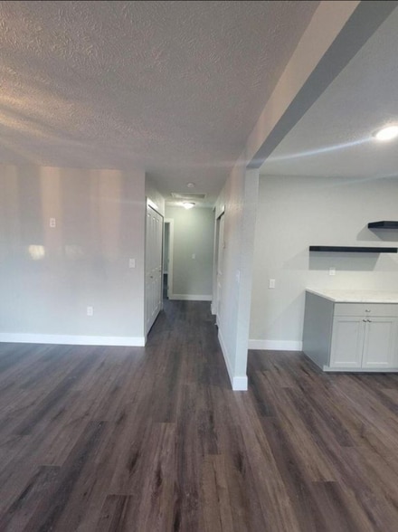 Building Photo - 247 Redbud St