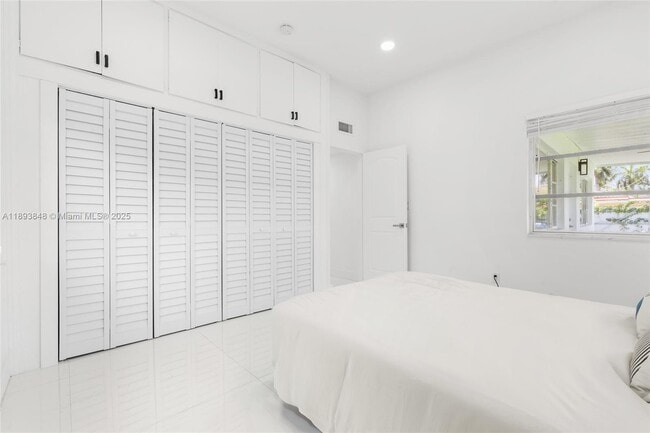 Building Photo - 1581 Normandy Dr